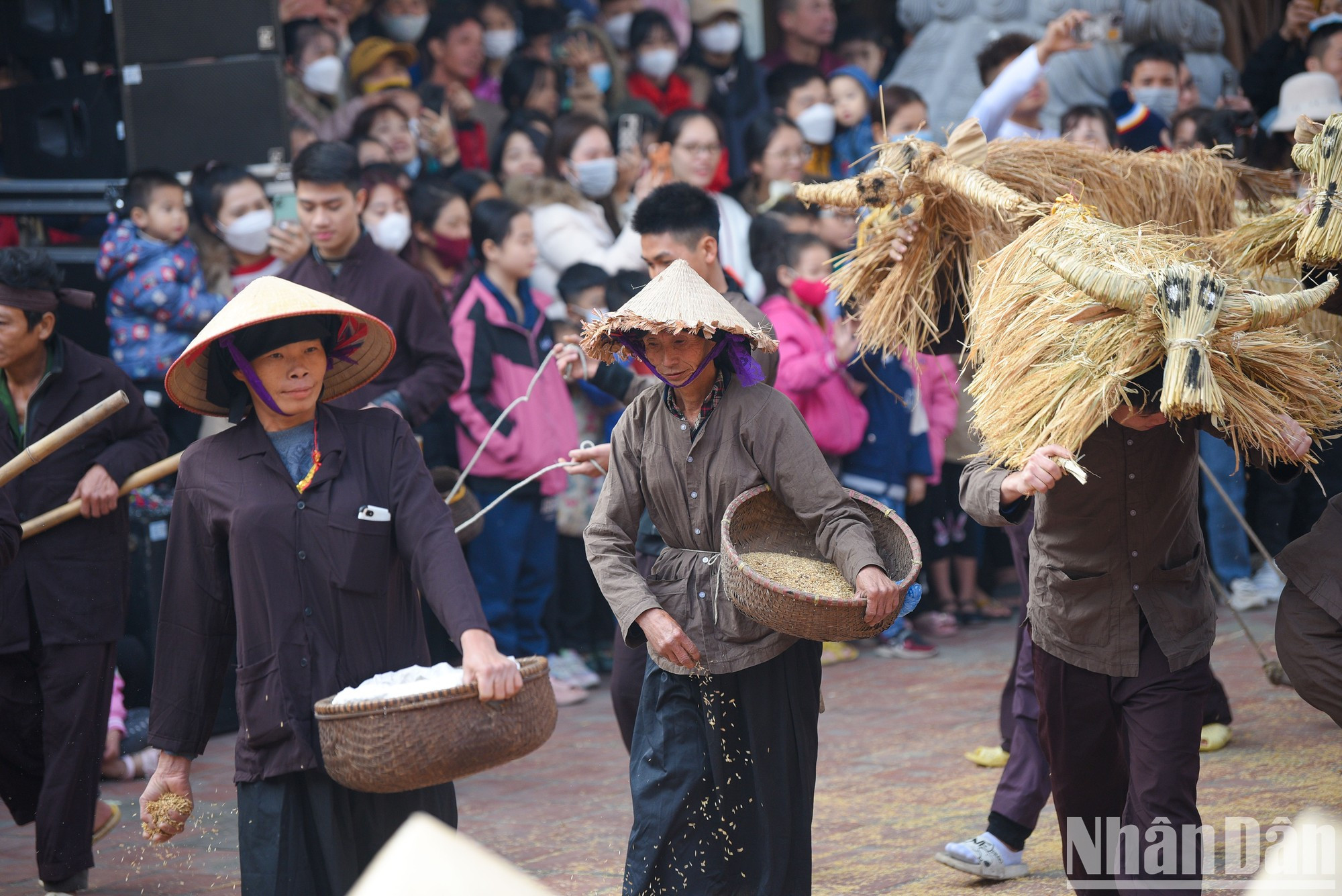 Mediante la recreación de actividades agrícolas, los lugareños expresan el anhelo por trabajar y recibir bendiciones sobre una favorable naturaleza.