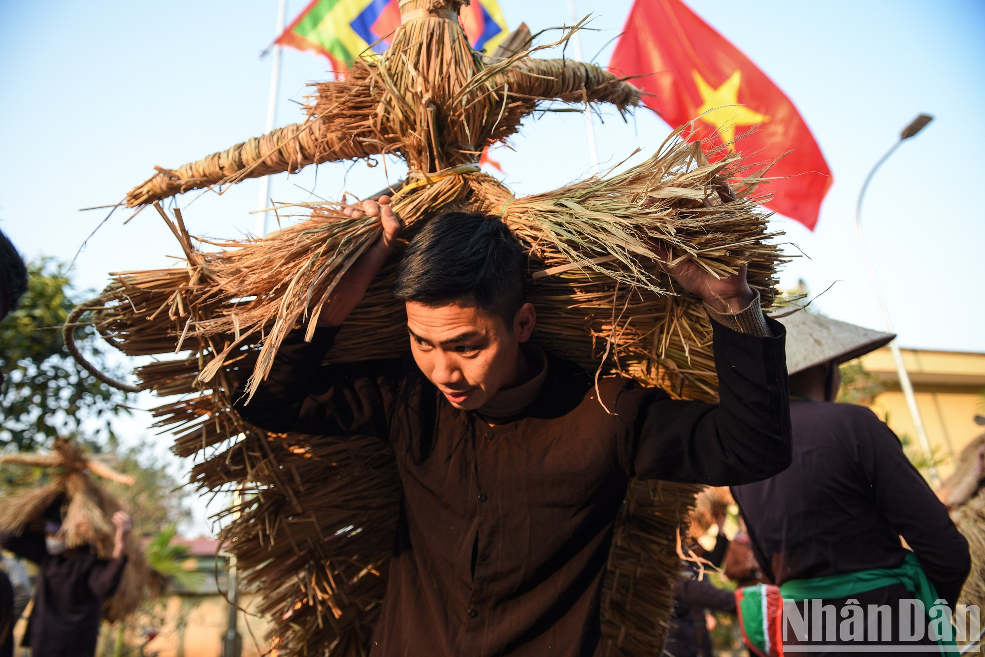 El foco del festival consiste en una presentación de figuras de paja de búfalos y vacas, animales de especial vinculación con la labranza. Refleja el deseo de un año de buen tiempo, exuberante flora y abundante fauna.