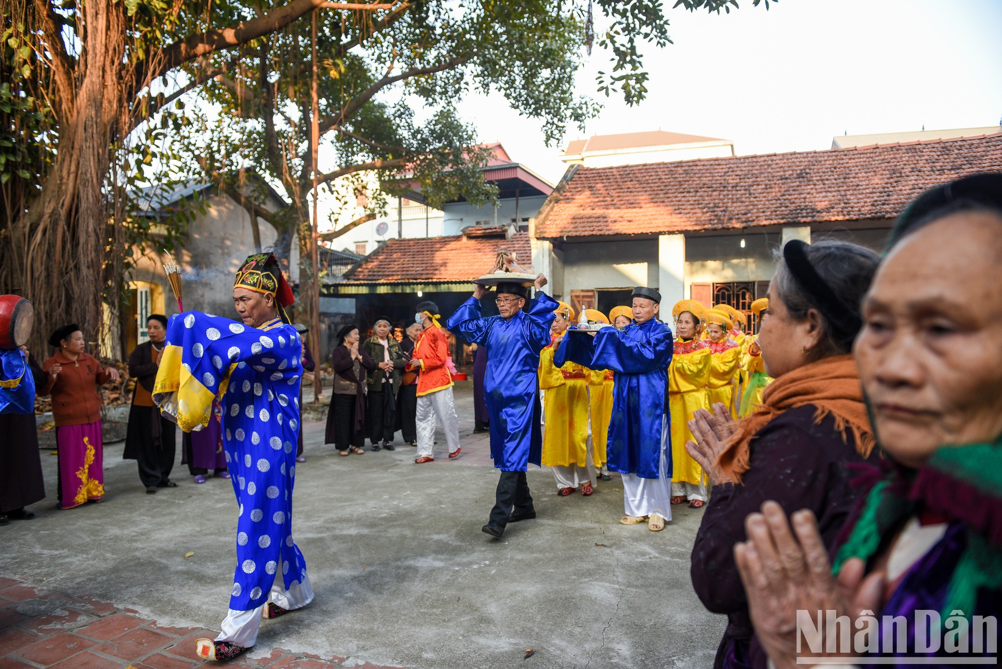 El festejo se inicia luego de colocar los dignatarios locales ofrendas en el templo de su aldea.