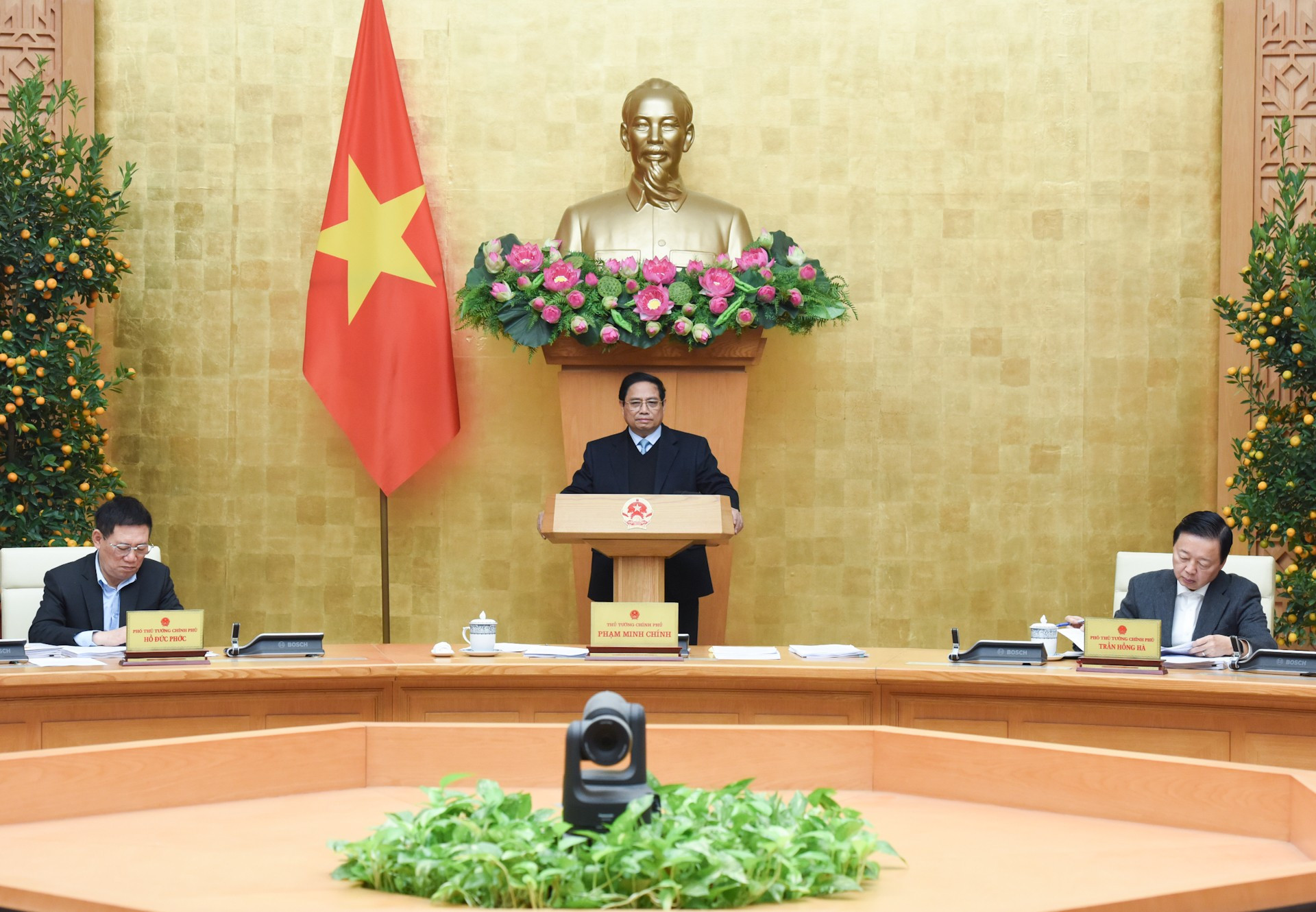 El primer ministro Pham Minh Chinh conduce la reunión gubernamental correspondiente al enero último. El primer ministro Pham Minh Chinh conduce la reunión gubernamental correspondiente al enero último.