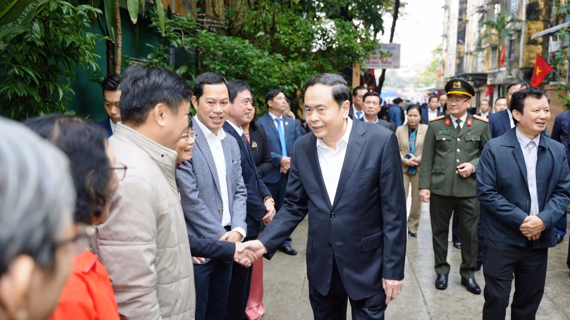 Thanh Man y sus acompañantes son recibidos por pobladores en la aldea de Ban Mon, de la comuna de Loc An, del distrito de Phu Loc, donde se encuentran varias obras dedicadas al General Le Duc Anh.
