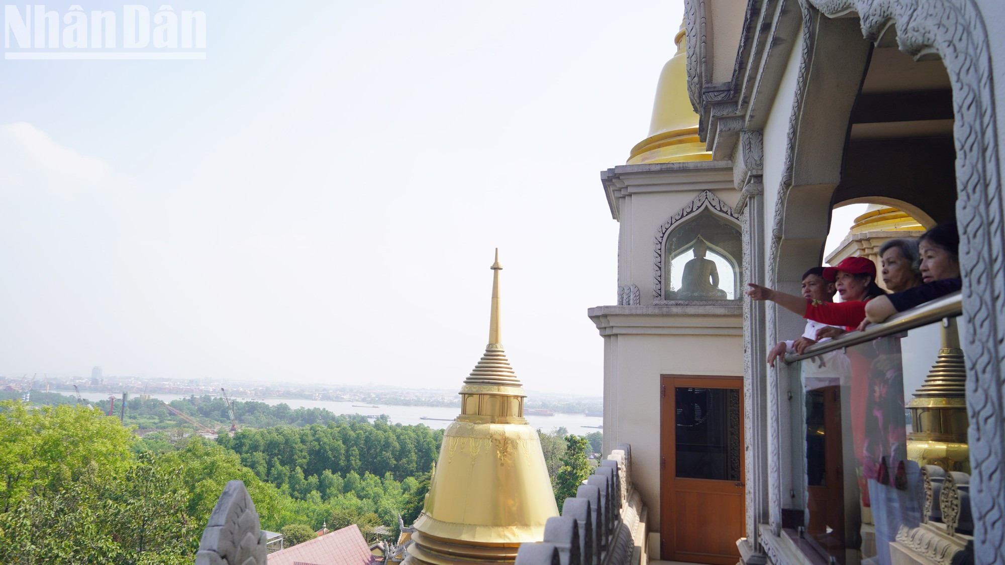 Partiendo del santuario principal, los visitantes pueden subir hasta el piso más alto o girar a los corredores para disfrutar de paisajes.