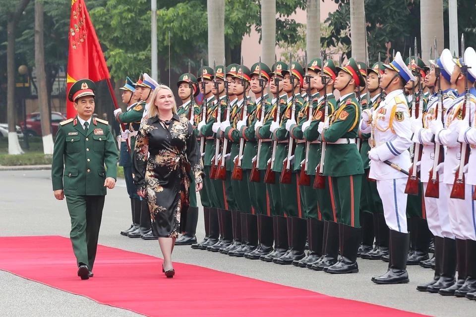 El ministro de Defensa de Vietnam, Phan Van Giang, preside la recepción a su homóloga checa, Jana Cernochova, quien realiza una visita oficial a Vietnam y participa en la Exposición Internacional de Defensa 2022.