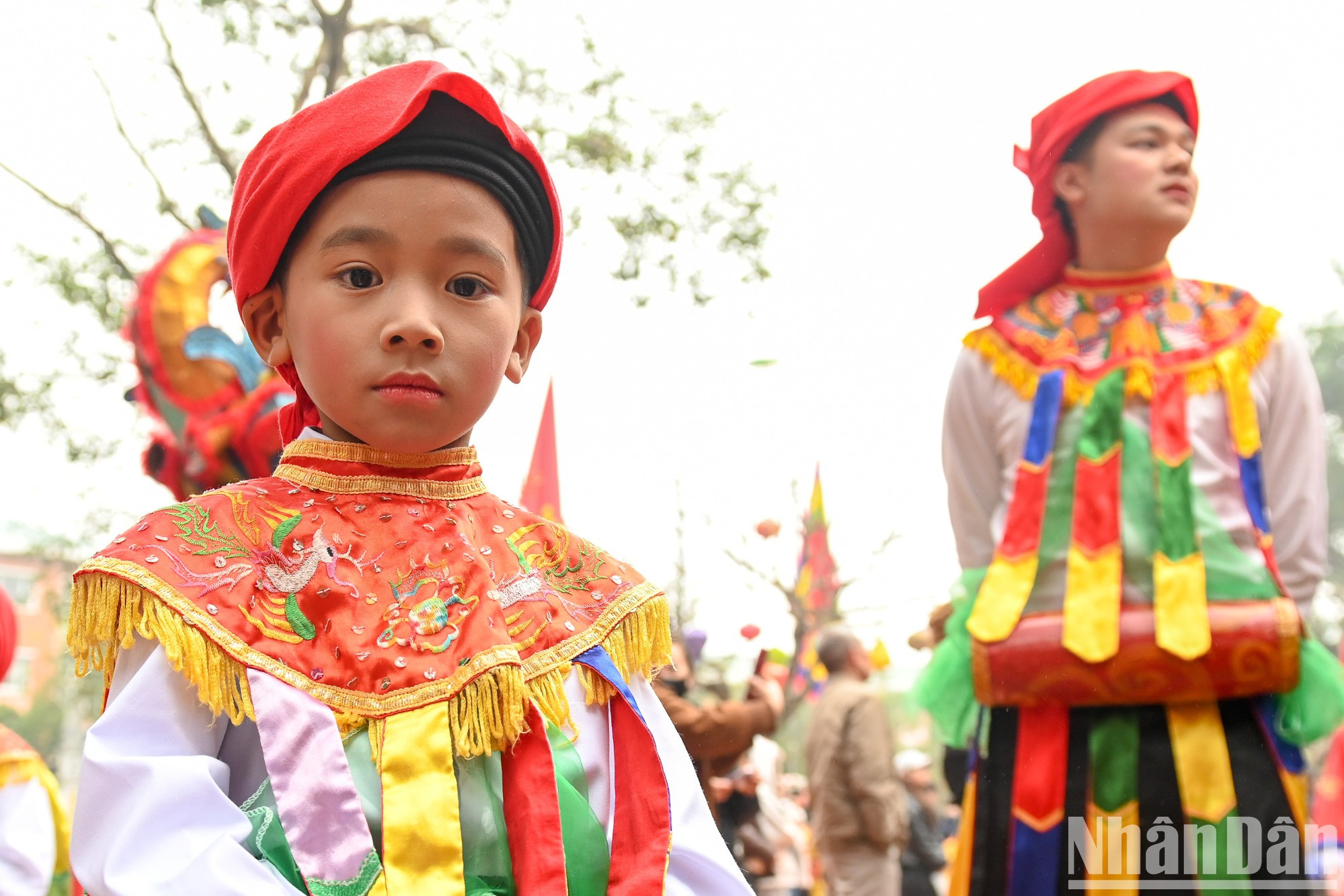 Desde entonces, los aldeanos incorporaron esta danza al festival primaveral dedicado a su dios patrón. Desde entonces, los aldeanos incorporaron esta danza al festival primaveral dedicado a su dios patrón.