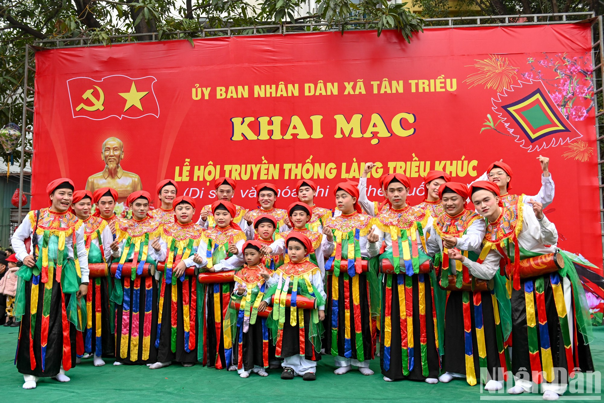 La gente de Trieu Khuc organizó la víspera el festival tradicional dedicado al dios tutelar de su aldea, el Gran Rey Bo Cai Phung Hung (761-802). Al igual que en años anteriores, acogió una nutrida afluencia de lugareños y turistas. La gente de Trieu Khuc organizó la víspera el festival tradicional dedicado al dios tutelar de su aldea, el Gran Rey Bo Cai Phung Hung (761-802). Al igual que en años anteriores, acogió una nutrida afluencia de lugareños y turistas.