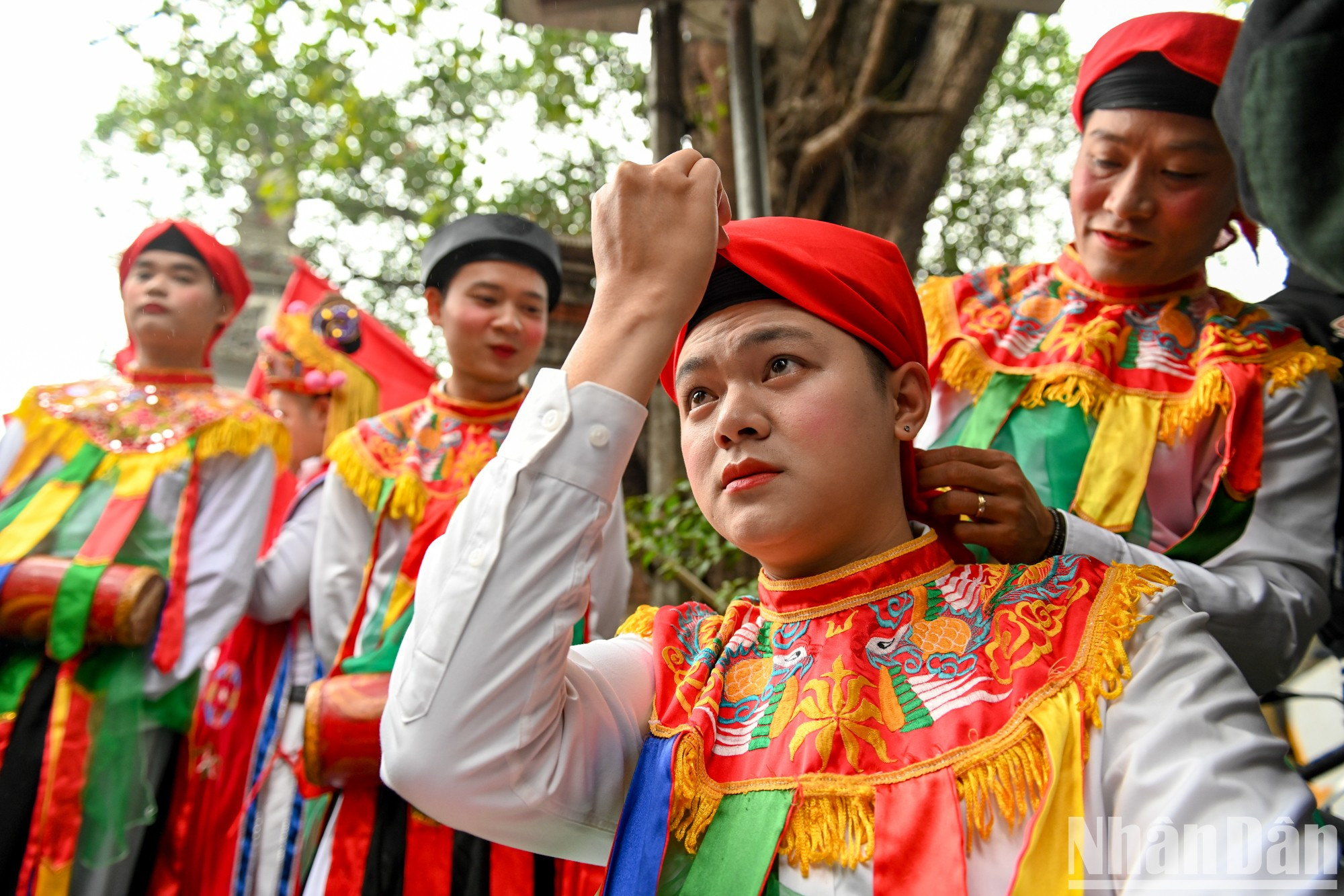 Esta singular celebración tiene su origen en una leyenda sobre la sublevación de Phung Hung contra la invasión de la dinastía china Tang. Cada vez que su tropa vencía, el líder ordenaba a los soldados que se hicieran pasar por mujeres y bailaran con el tambor "bong" para subirles el ánimo y festejar la victoria. Esta singular celebración tiene su origen en una leyenda sobre la sublevación de Phung Hung contra la invasión de la dinastía china Tang. Cada vez que su tropa vencía, el líder ordenaba a los soldados que se hicieran pasar por mujeres y bailaran con el tambor "bong" para subirles el ánimo y festejar la victoria.