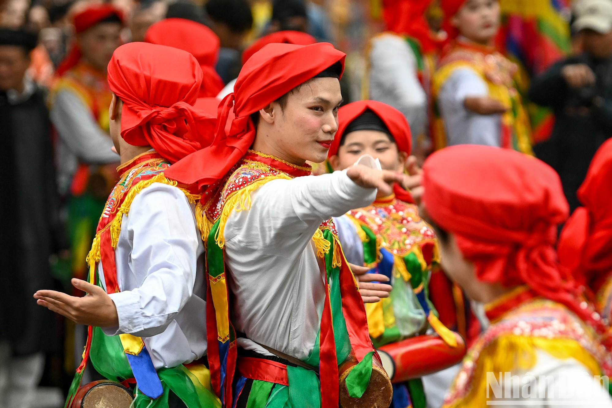 Los bailarines se mueven con gracia vestidos con el atuendo tradicional, llevando en la cabeza una "khan mo qua" (bufanda de pico de cuervo, llamada así por su forma al enrollarse) y un pequeño tambor pintado de rojo llamado "bong". Los bailarines se mueven con gracia vestidos con el atuendo tradicional, llevando en la cabeza una "khan mo qua" (bufanda de pico de cuervo, llamada así por su forma al enrollarse) y un pequeño tambor pintado de rojo llamado "bong".