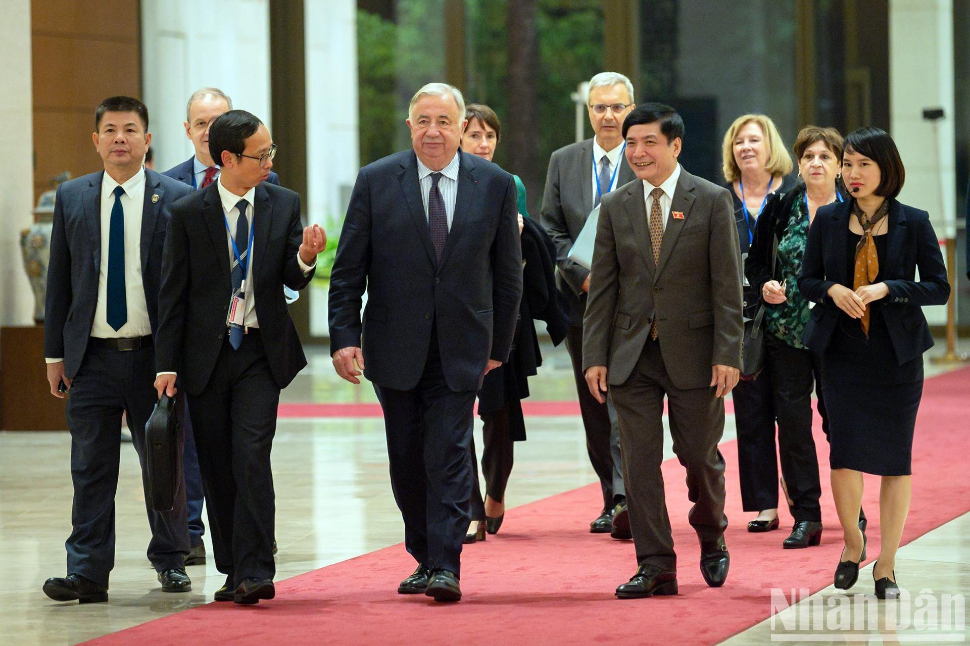 [Foto] Presidente del Senado francés visita Casa Parlamentaria de Vietnam