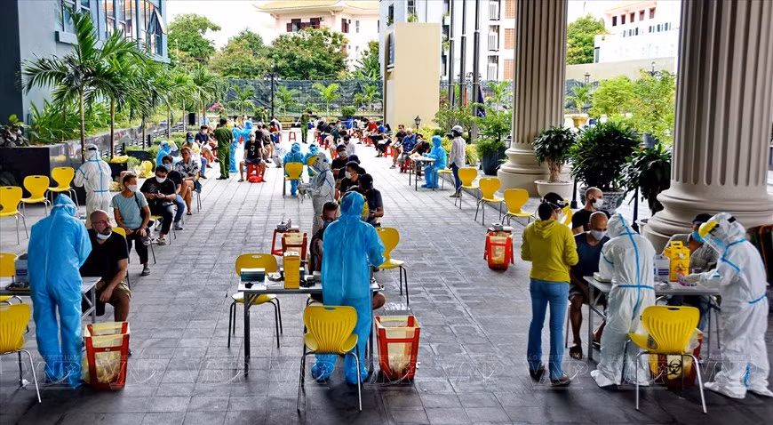 Vietnam realiza pruebas de Covid-19 a extranjeros en la ciudad de Da Nang.