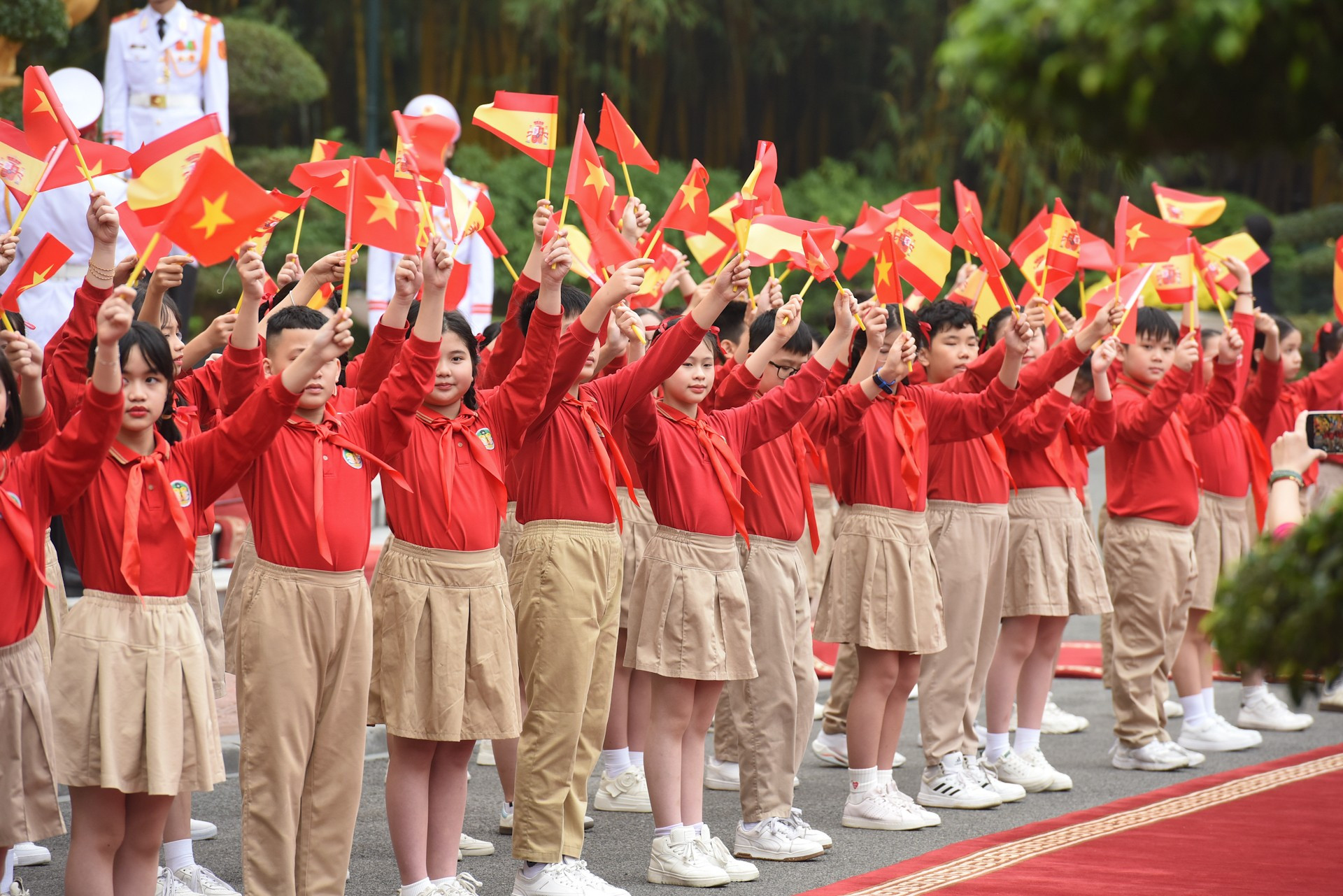 Niños capitalinos saludan a los dirigentes.