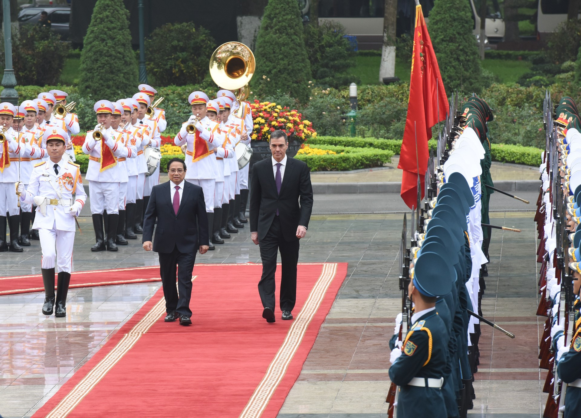 Los dos jefes de Gobierno pasan revista a la guardia de honor del Ejército Popular de Vietnam.