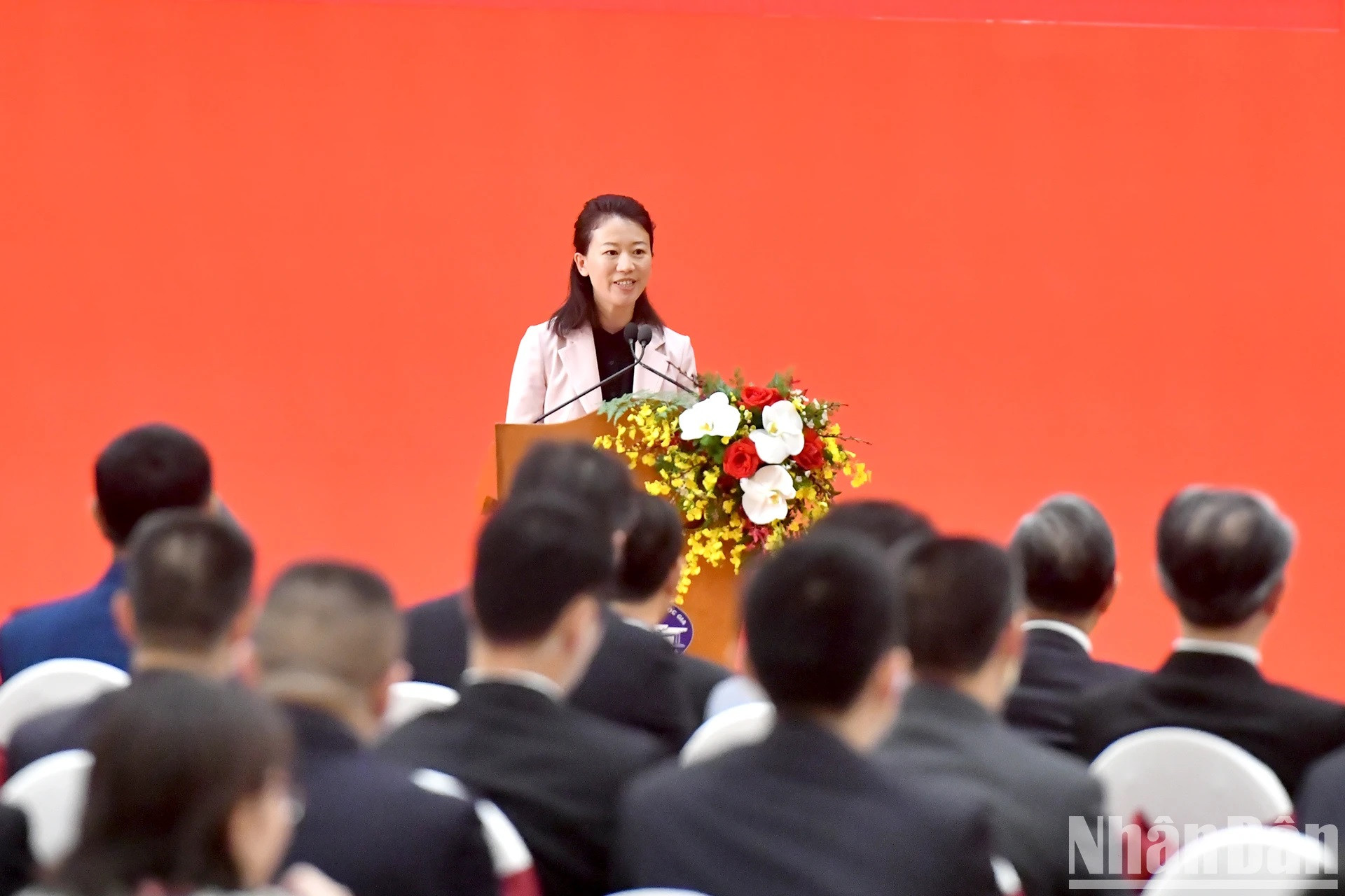 Delegados de cada parte pronuncian discursos. Delegados de cada parte pronuncian discursos.