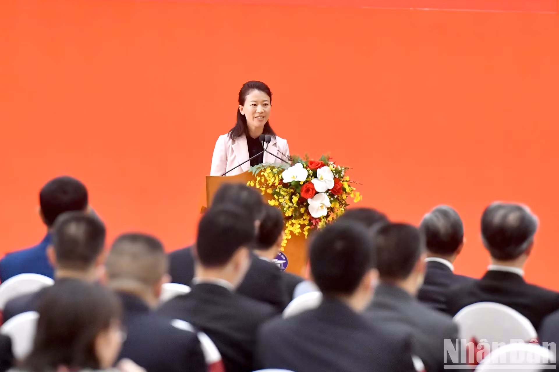 Delegados de cada parte pronuncian discursos.