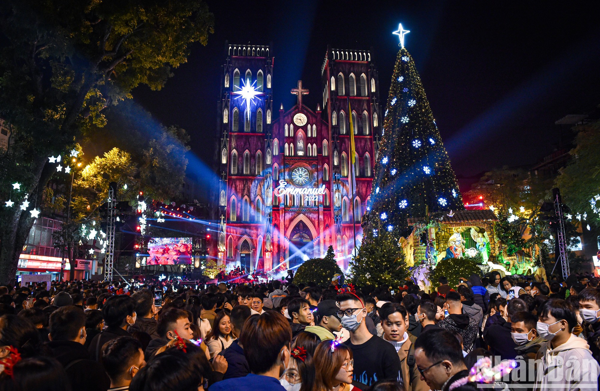 La Catedral de San José, sede la arquidiócesis de Hanói, resplandeciente en la Nochebuena.