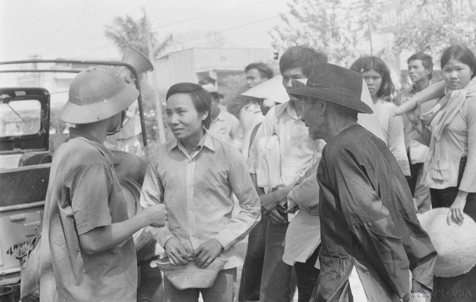 Pobladores de Buon Ma Thuot se alegran al encontrarse con los soldados del ejército de liberación. Pobladores de Buon Ma Thuot se alegran al encontrarse con los soldados del ejército de liberación.