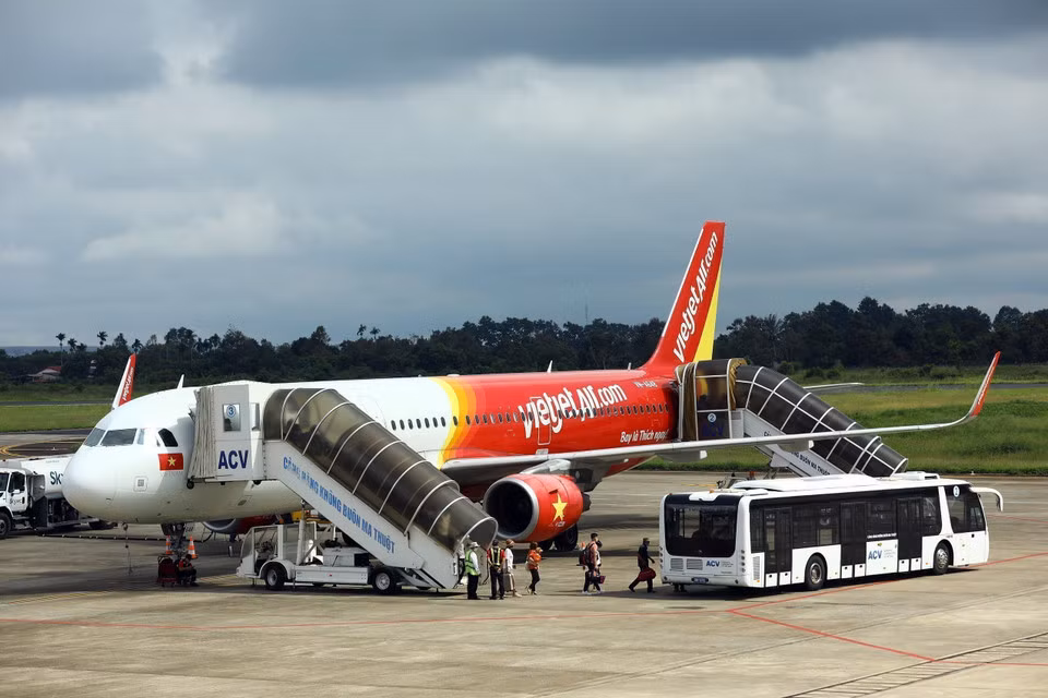 Un avión de la aerolínea Vietjet transporta pasajeros en el aeropuerto de Buon Ma Thuot. Un avión de la aerolínea Vietjet transporta pasajeros en el aeropuerto de Buon Ma Thuot.