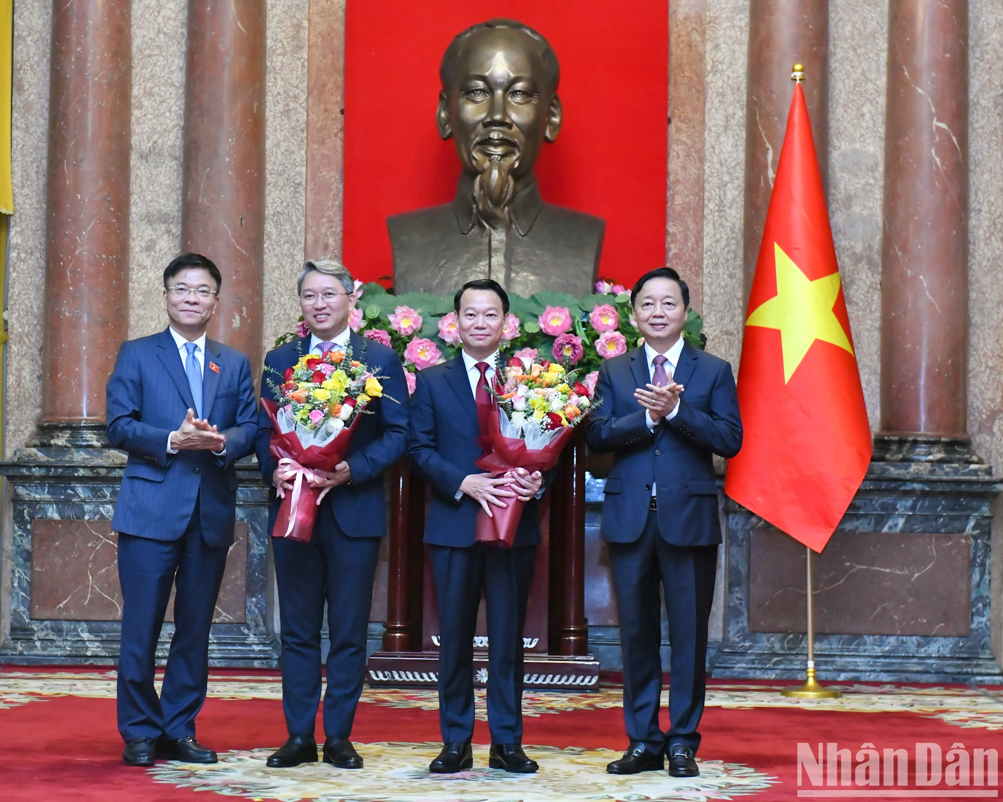 Dirigentes del Partido y del Estado dan la enhorabuena a los dos ministros.