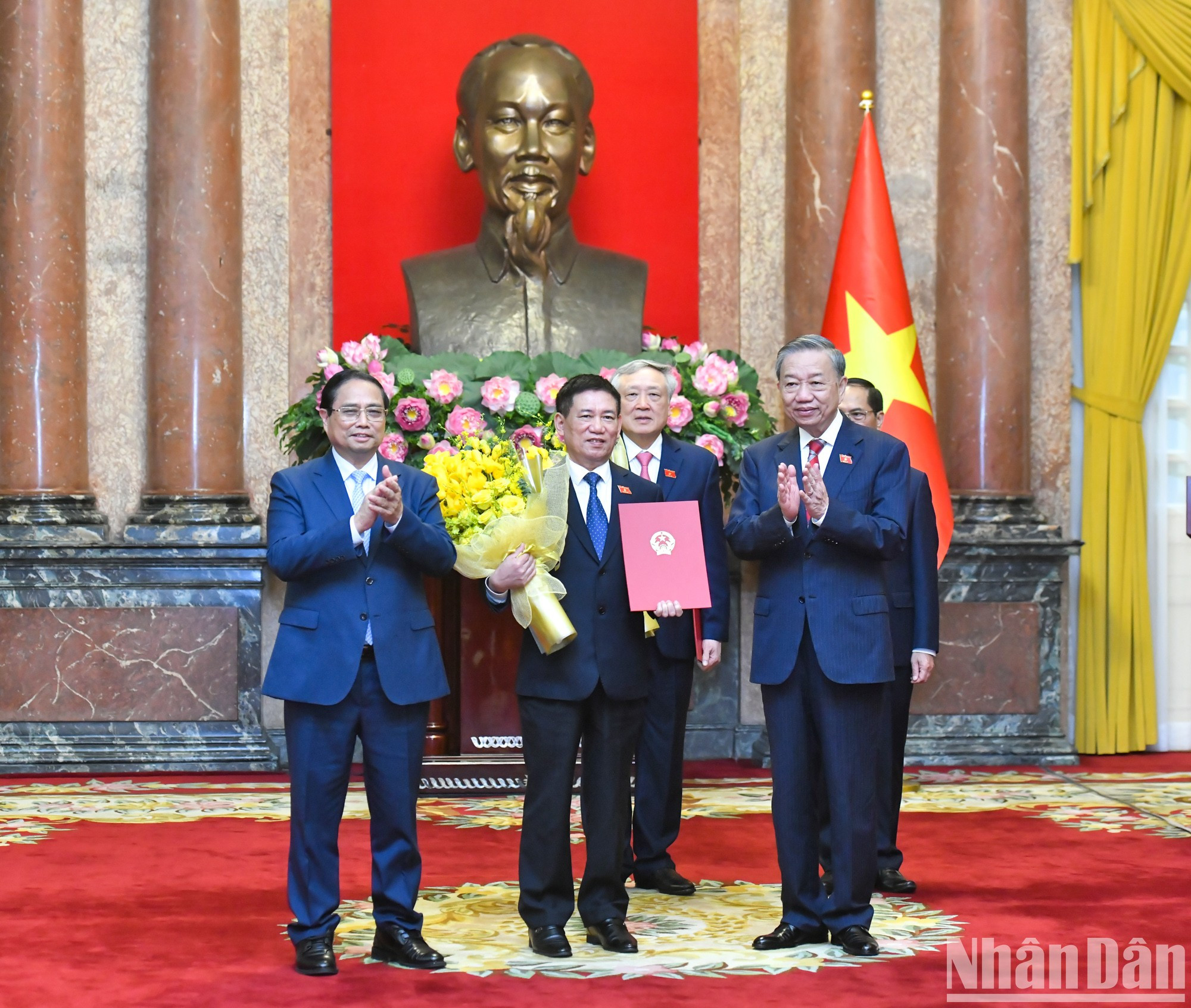 El máximo dirigente vietnamita otorga la decisión de nombramiento al vice primer ministro Ho Duc Phoc.