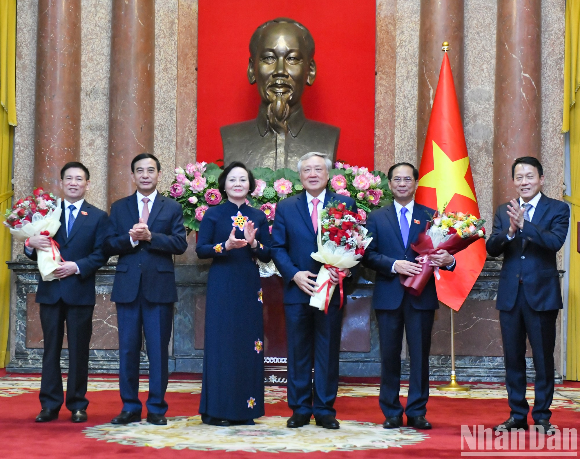 Dirigentes del Partido y del Estado felicitan a los nuevos subtitulares del Ejecutivo.