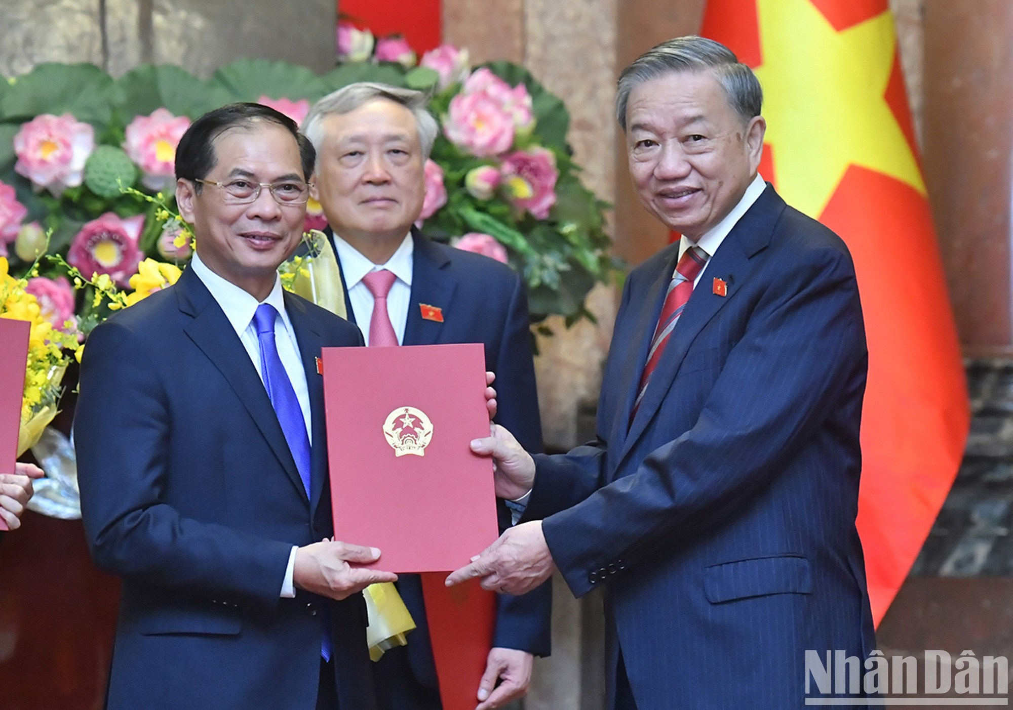 El máximo dirigente vietnamita otorga la decisión de nombramiento al vice primer ministro Bui Thanh Son.