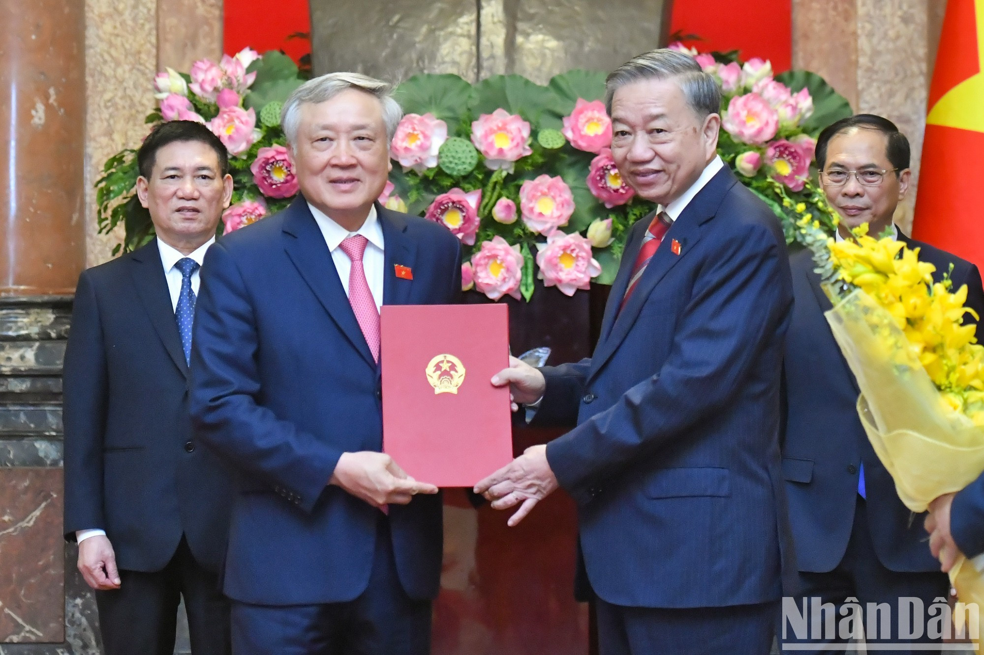 El máximo dirigente vietnamita otorga la decisión de nombramiento al vice primer ministro Nguyen Hoa Binh.