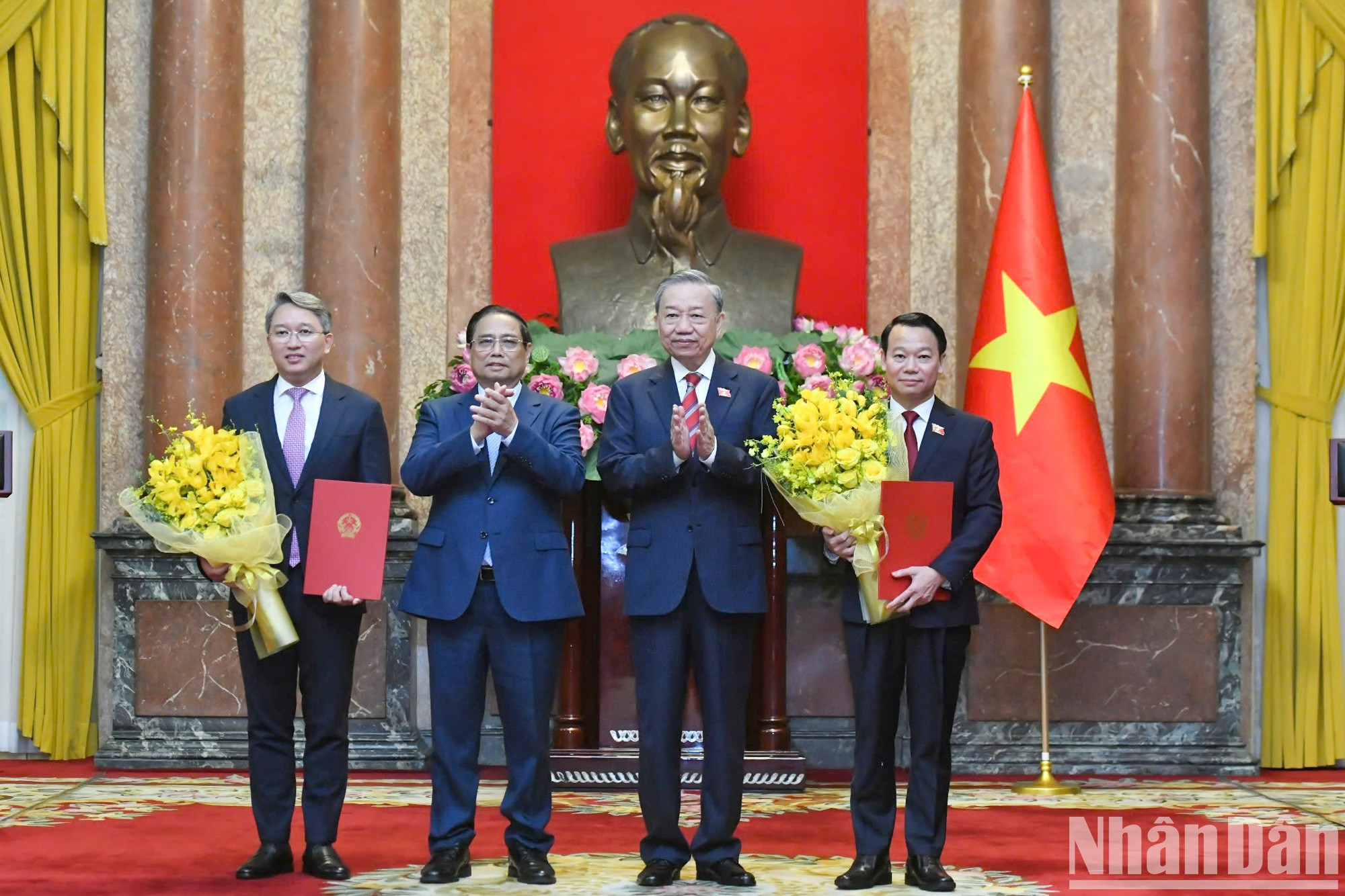 Entrega de decisiones y flores de felicitación al ministro de Recursos Naturales y Medioambiente, Do Duc Duy, y al ministro de Justicia, Nguyen Hai Ninh.