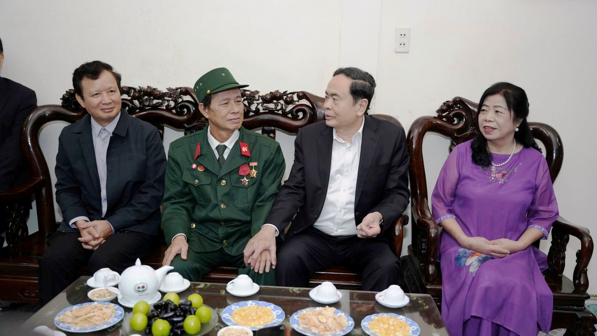 El presidente de la Asamblea Nacional visita al exsoldado Ha Van Luong.