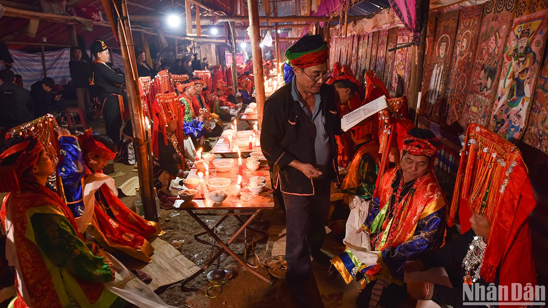 El ritual “cap sac” es un patrimonio cultural intangible que ilustra palmariamente el pensamiento de los Yao Rojos sobre la relación entre el ser humano, el universo, los dioses y los ancestros. La gente no solo lo practica y transmite de memoria, sino también con devoción y entrañables vínculos comunitarios. El ritual “cap sac” es un patrimonio cultural intangible que ilustra palmariamente el pensamiento de los Yao Rojos sobre la relación entre el ser humano, el universo, los dioses y los ancestros. La gente no solo lo practica y transmite de memoria, sino también con devoción y entrañables vínculos comunitarios.