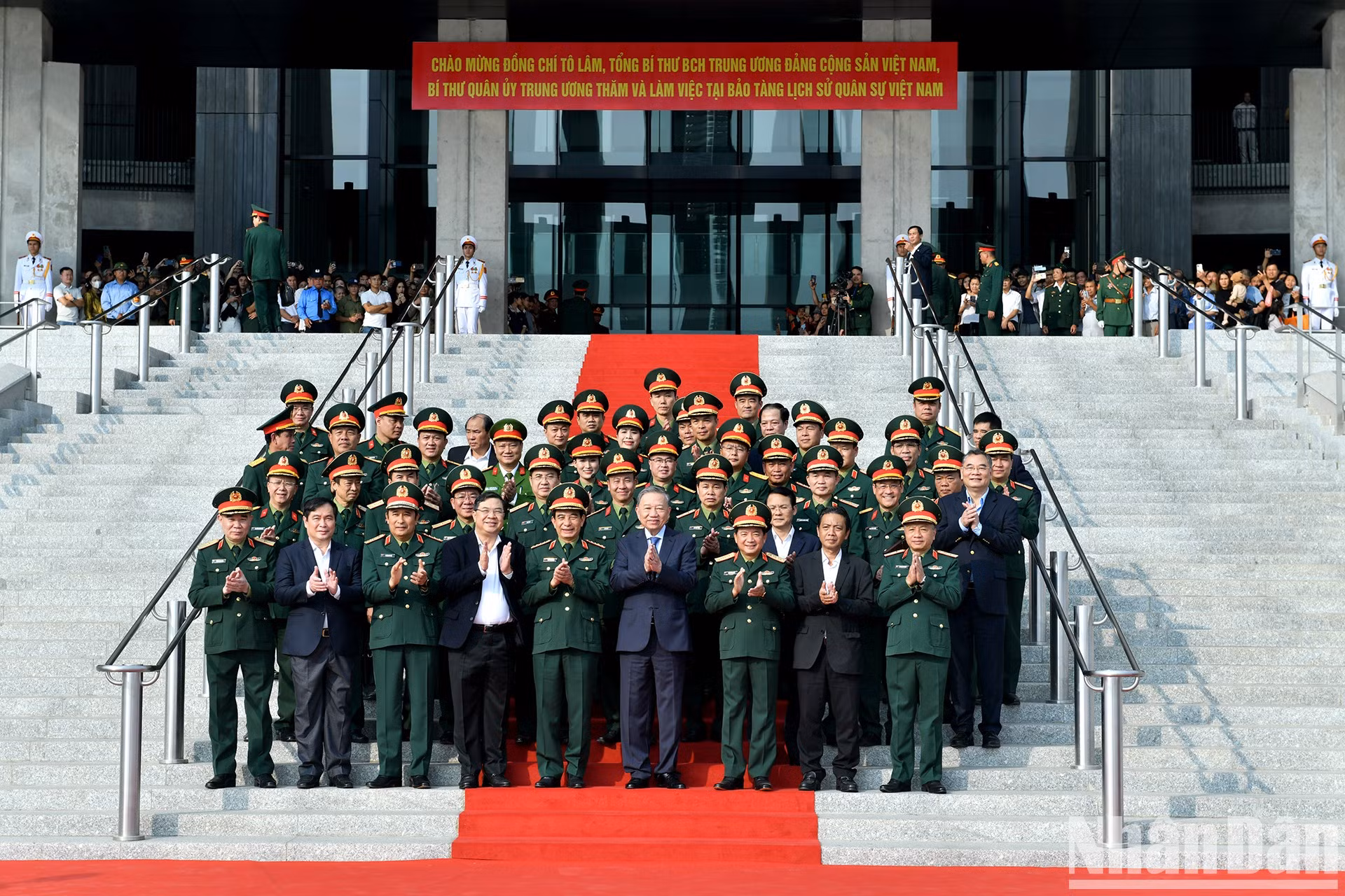 To Lam posa junto a los delegados a la actividad.