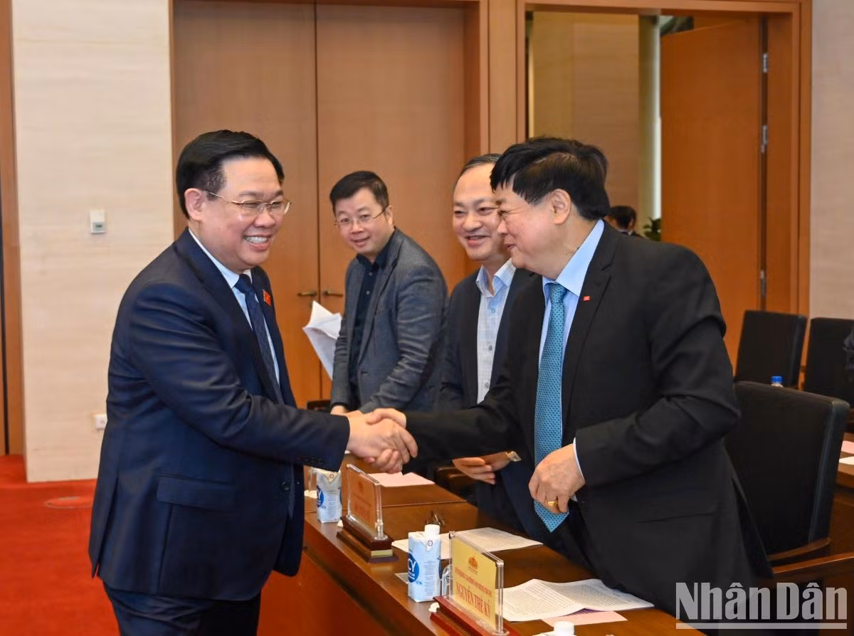 [Foto] Presidente del Parlamento vietnamita se reúne con agencias de prensa