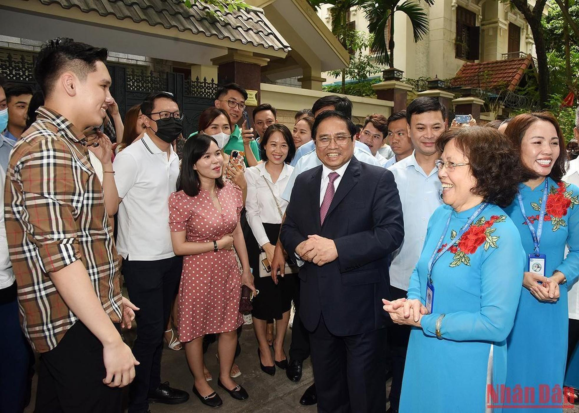El dirigente habla con los padres. El dirigente habla con los padres.