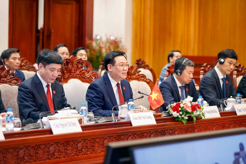 Dinh Hue interviene en la cita. Dinh Hue interviene en la cita.