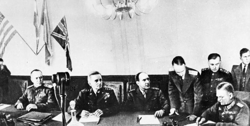 En la noche del 8 de mayo de 1945, en los suburbios de la capital alemana, Berlín (madrugada del 9 de mayo, hora de Moscú), la Alemania nazi firmó un documento de rendición incondicional a la Unión Soviética y sus aliados, poniendo fin a la Segunda Guerra Mundial en Europa. En la noche del 8 de mayo de 1945, en los suburbios de la capital alemana, Berlín (madrugada del 9 de mayo, hora de Moscú), la Alemania nazi firmó un documento de rendición incondicional a la Unión Soviética y sus aliados, poniendo fin a la Segunda Guerra Mundial en Europa.