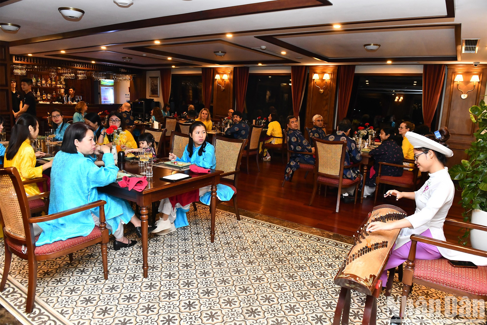 También se ofrecen actuaciones de arte tradicional de Vietnam.