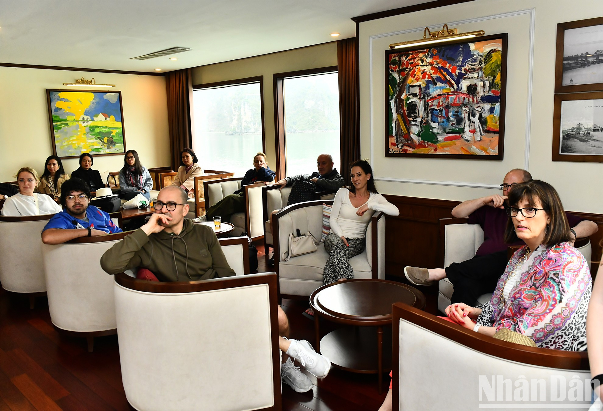 Heritage Cruises Binh Chuan posee la primera galería en yate del país, con 100 pinturas de una sola copia y sobre varios materiales.