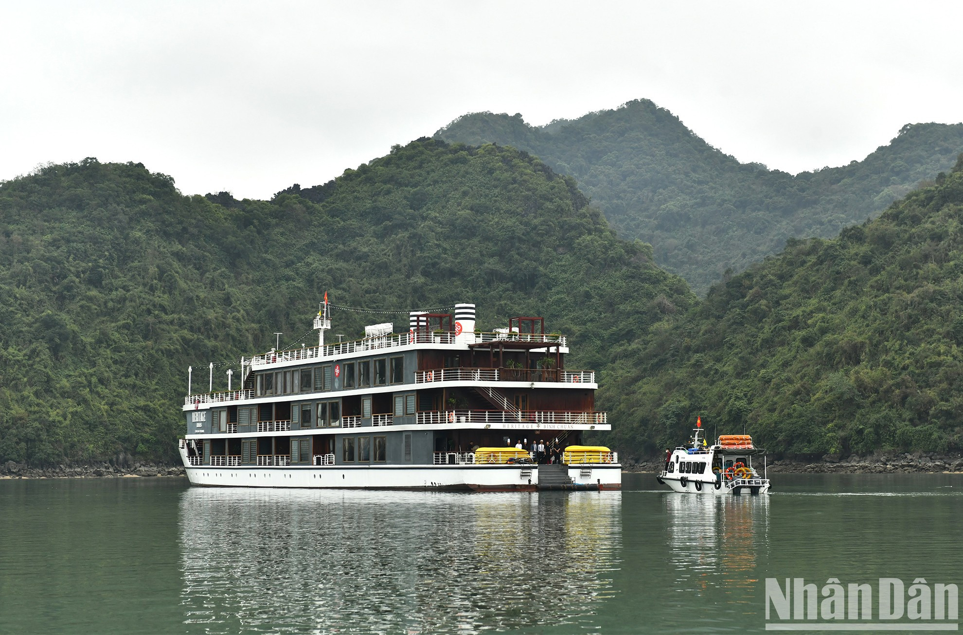 El yate Heritage Cruises Binh Chuan, inspirado en las embarcaciones del burgués Bach Thai Buoi (1874-1932), quien realizó enormes contribuciones al desarrollo del transporte fluvial en el Golfo de Tonkín a inicios del siglo XX y fue apodado “rey de las vías marítimas” de Vietnam.