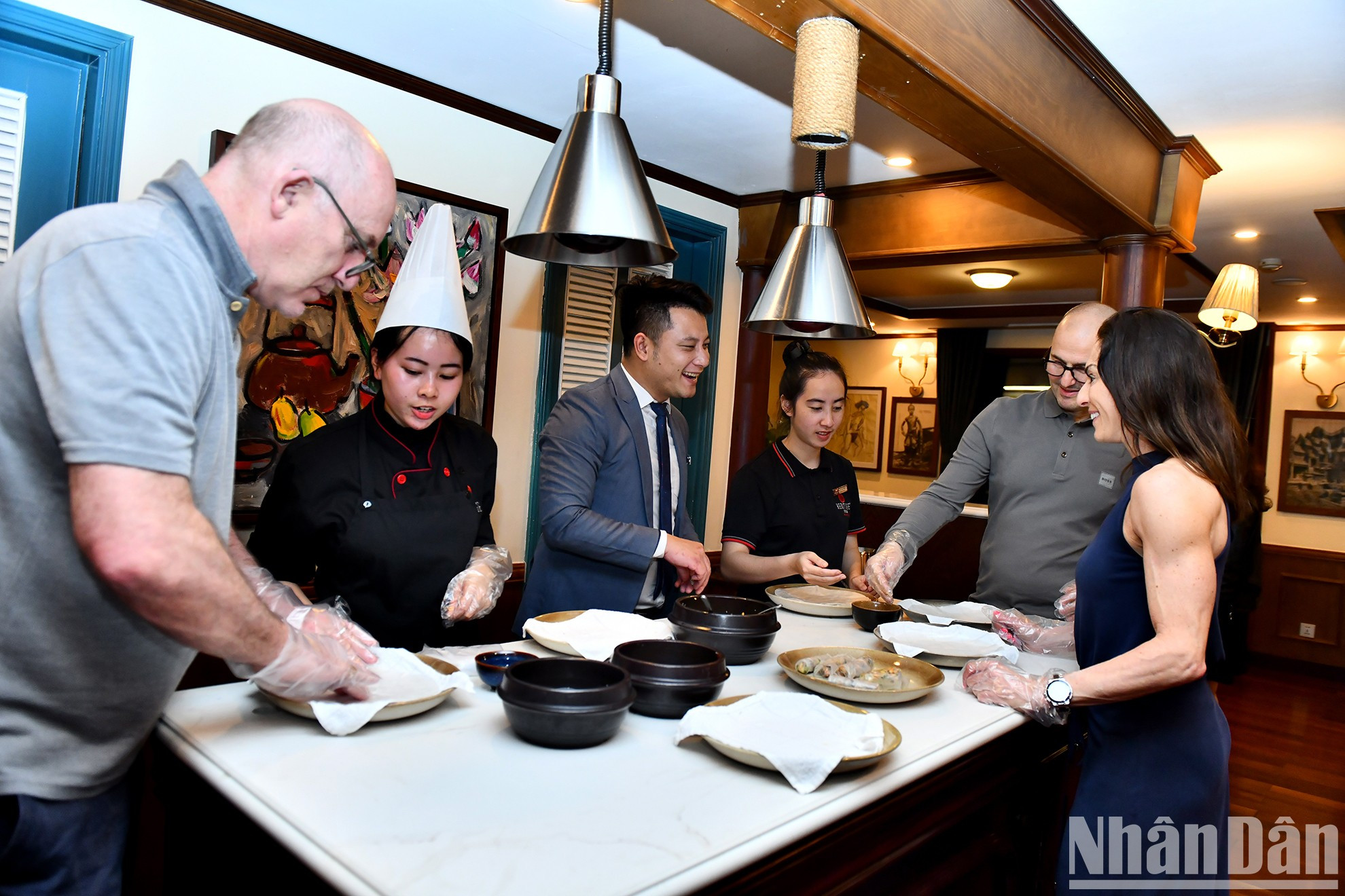 Quienes prefieren quedarse a bordo pueden apuntarse a una clase de preparación del manjar vietnamita “nem cuốn” (rollitos de verano).