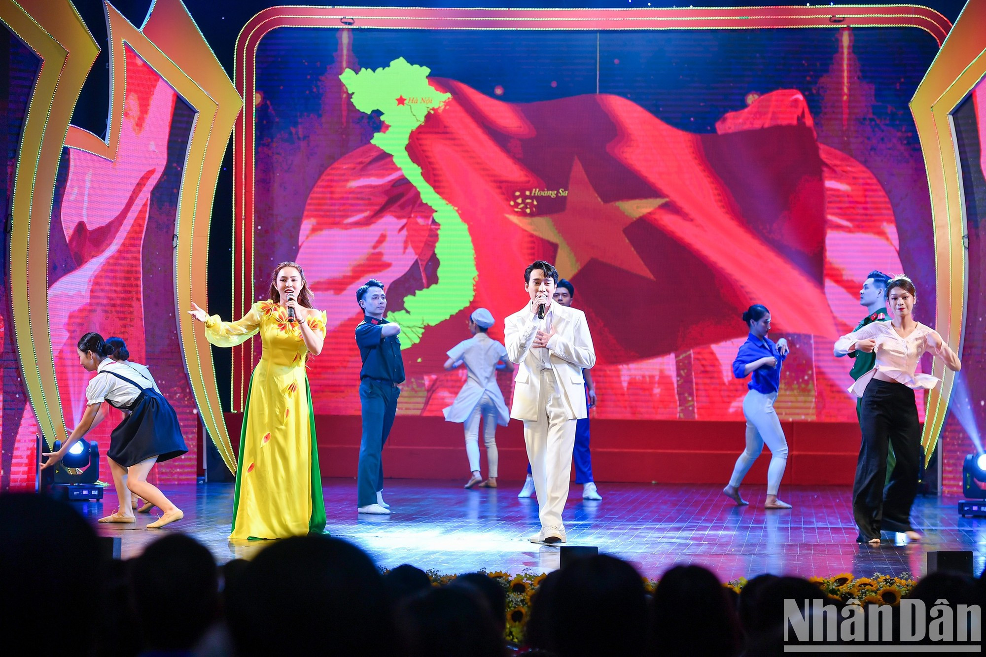 El programa concluye infundiendo un profundo orgullo nacional en una nación poderosa y próspera.