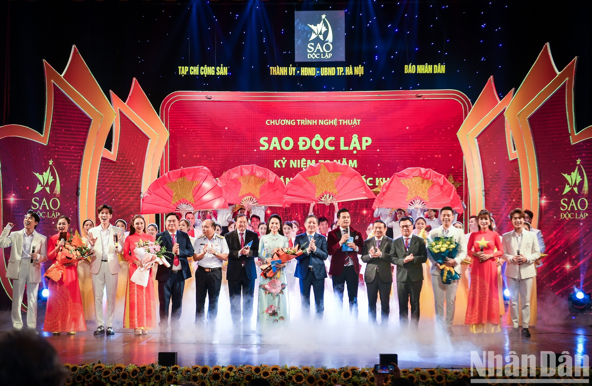 Los delegados se toman fotos de recuerdo.