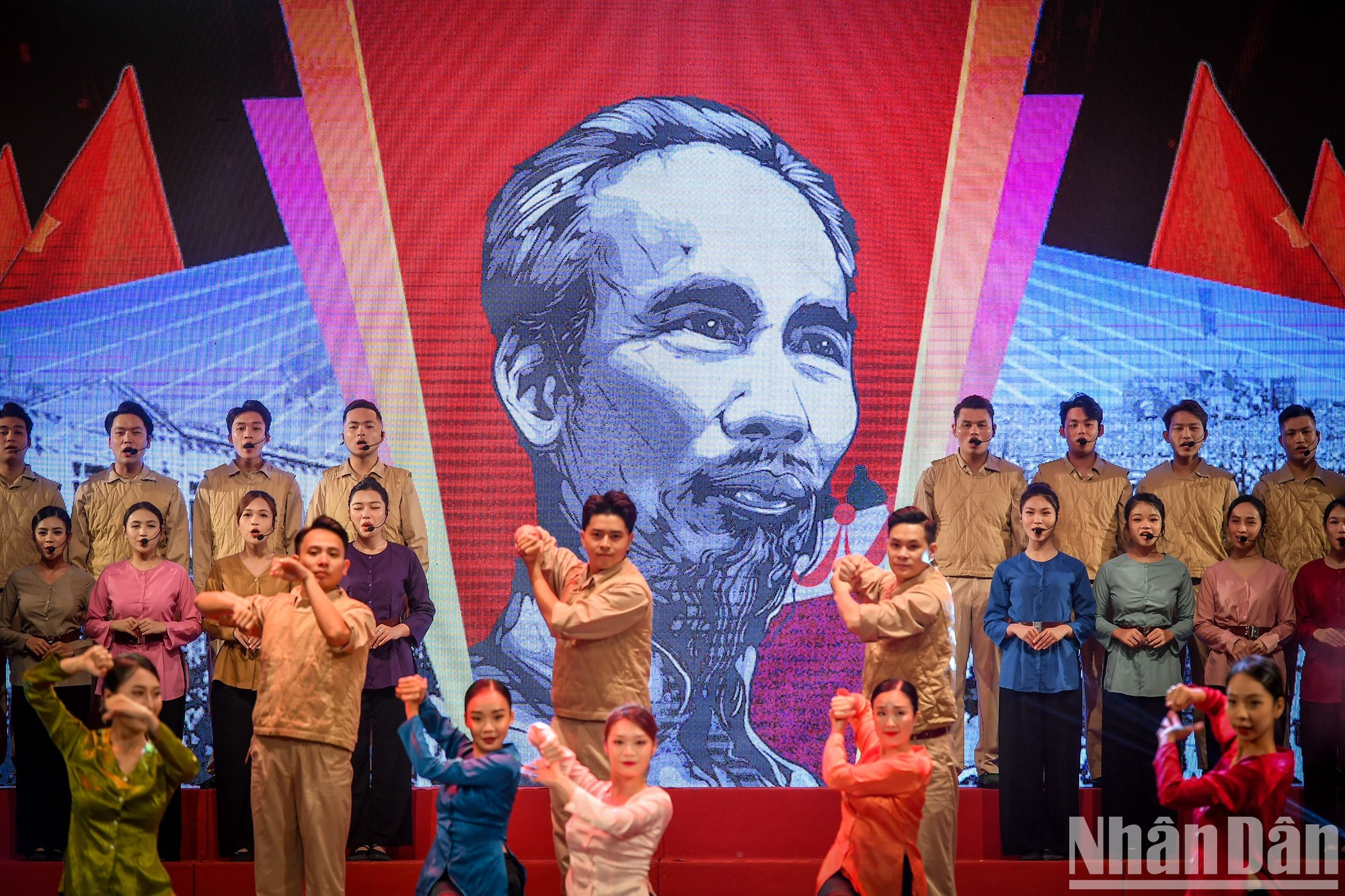 La audiencia disfruta de canciones imperedeceras en honor a la historia de defensa nacional y el espíritu de lucha inquebrantable por la independencia de los vietnamitas.