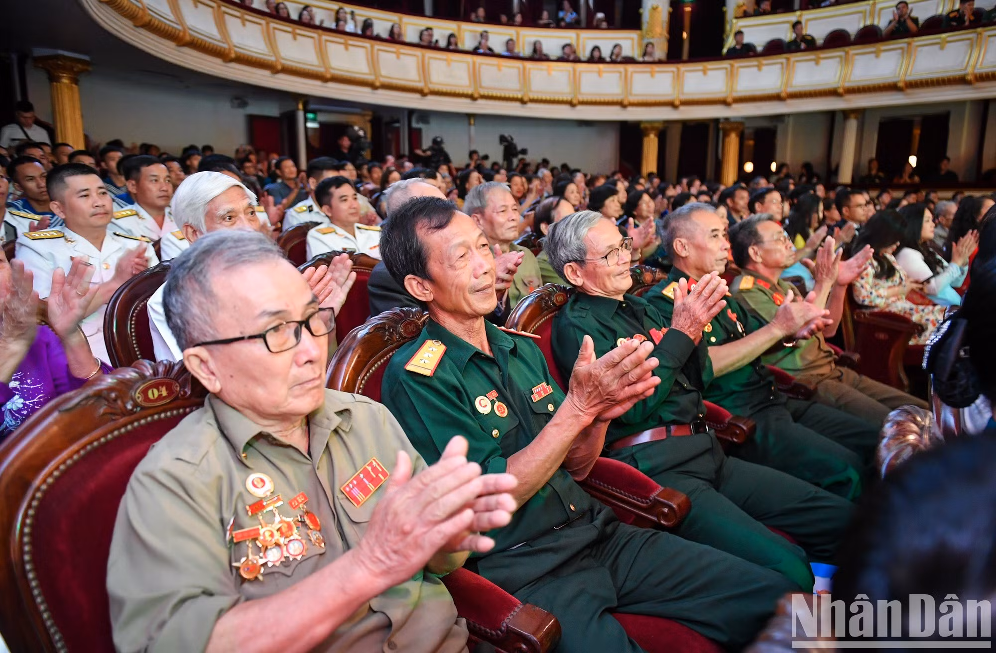 El acontecimiento cuenta con la presencia de veteranos revolucionarios y otras personas con servicios meritorios a la lucha de independencia nacional.