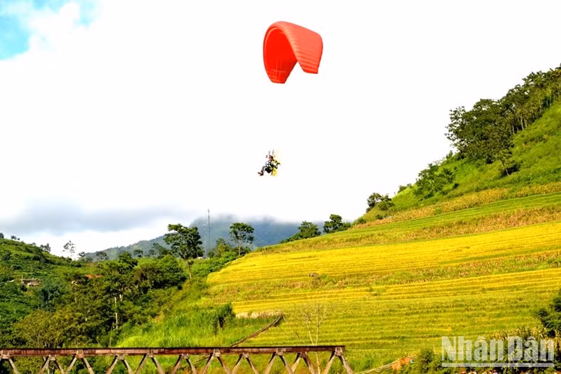 Vuelo en parapente sobre el pueblo de Muong Hum.