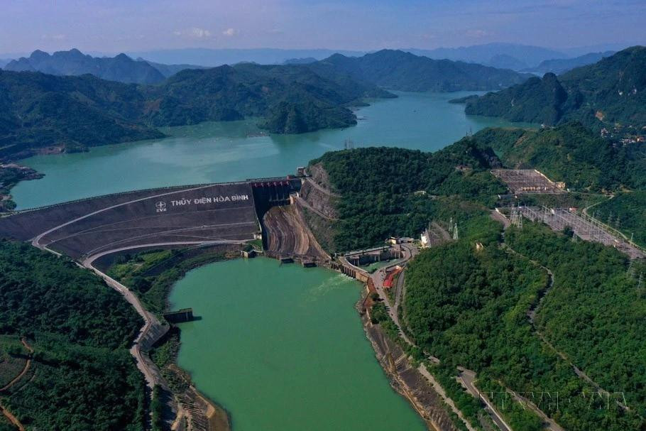 La central hidroeléctrica de Hoa Binh fue construida con la ayuda de la Unión Soviética en 1979, con ocho unidades generadoras y una capacidad total instalada de mil 920 megavatios. La central hidroeléctrica de Hoa Binh fue construida con la ayuda de la Unión Soviética en 1979, con ocho unidades generadoras y una capacidad total instalada de mil 920 megavatios.