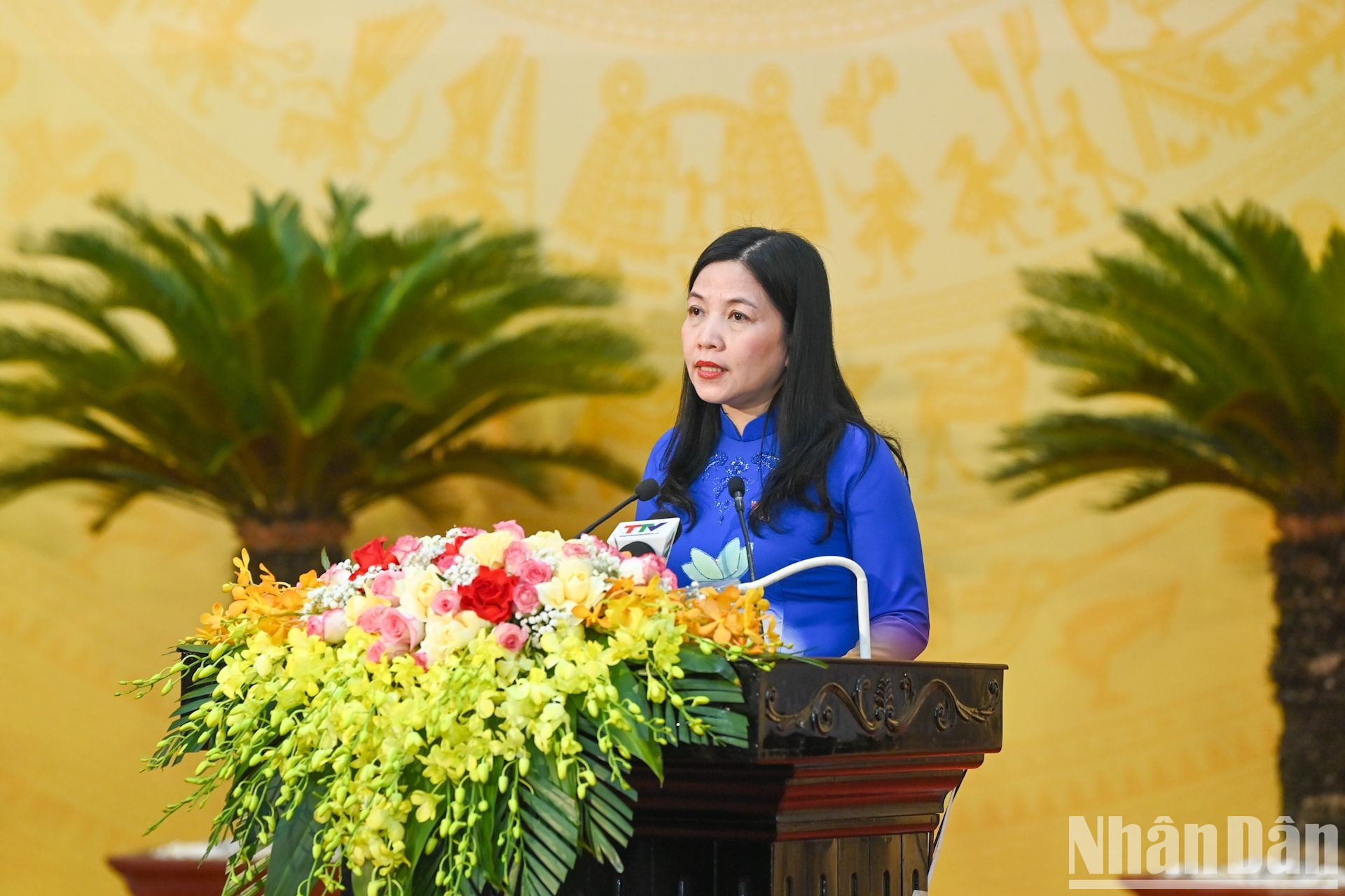 La jefa de Movilización de Masas y presidenta de la filial del Frente de la Patria de Vietnam en Thanh Hoa, Pham Thi Thanh Thuy, presenta el trabajo su entidad y una recopilación de opiniones enviadas a la reunión por votantes locales.