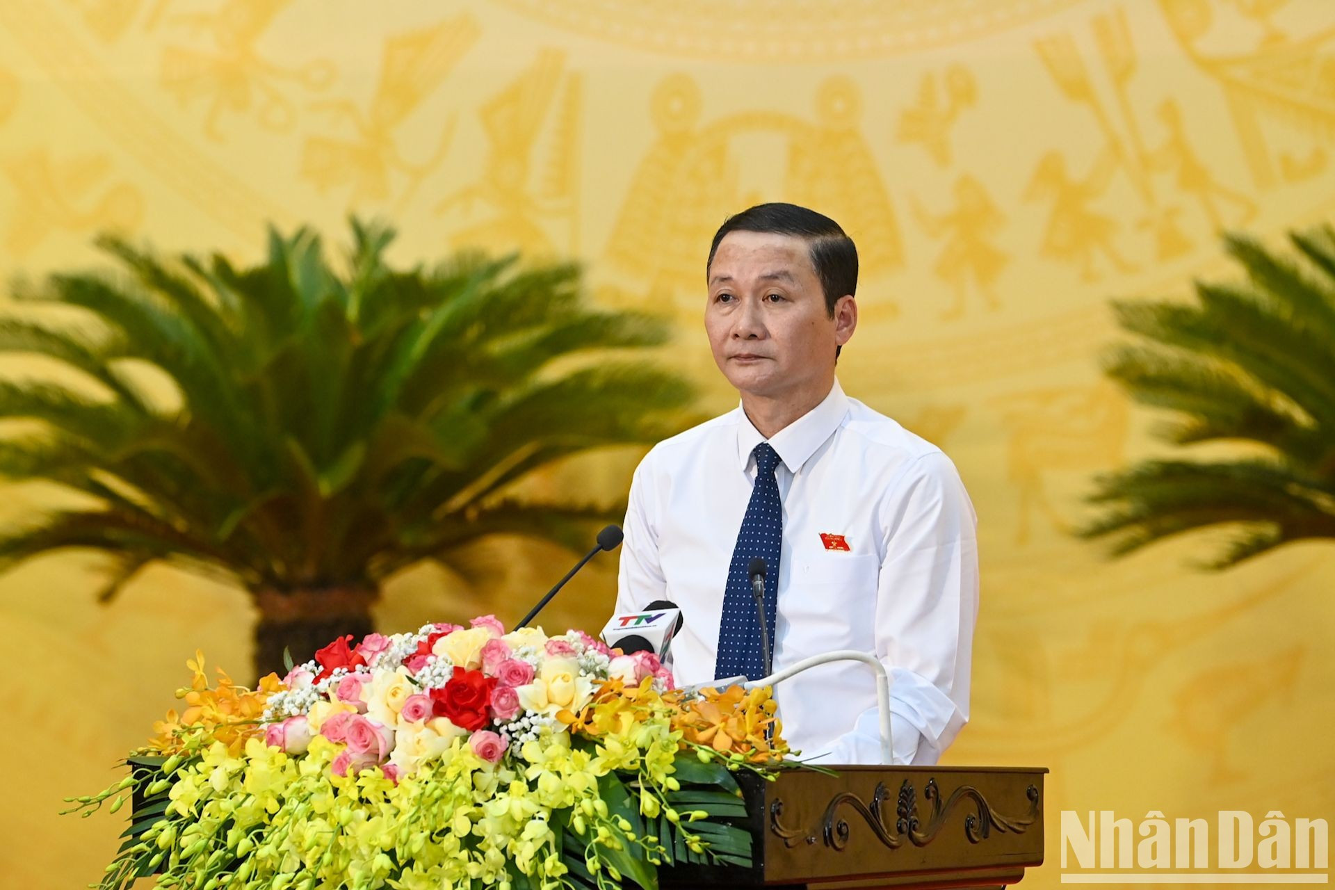 El presidente del Comité Popular de Thanh Hoa, Do Minh Tuan, presenta un breve informe sobre la situación socioeconómica y de defensa y seguridad de la provincia en el primer semestre del año, así como las principales tareas para los seis meses restantes.