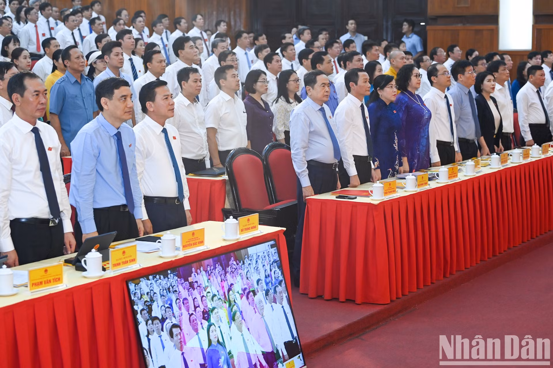 En el acto de saludo a bandera. En el acto de saludo a bandera.
