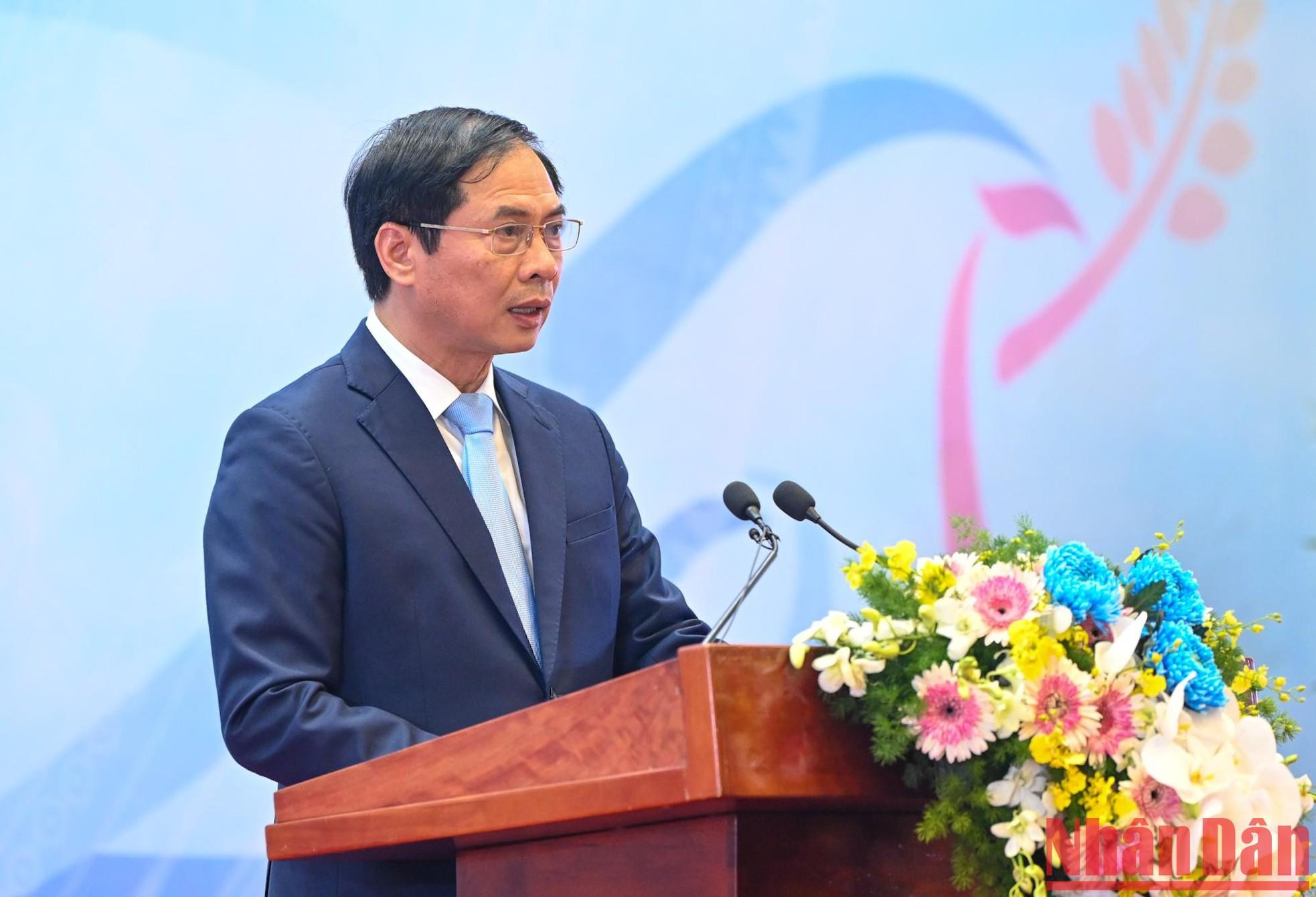 El ministro de Relaciones Exteriores de Vietnam, Bui Thanh Son, pronuncia un discurso. El ministro de Relaciones Exteriores de Vietnam, Bui Thanh Son, pronuncia un discurso.