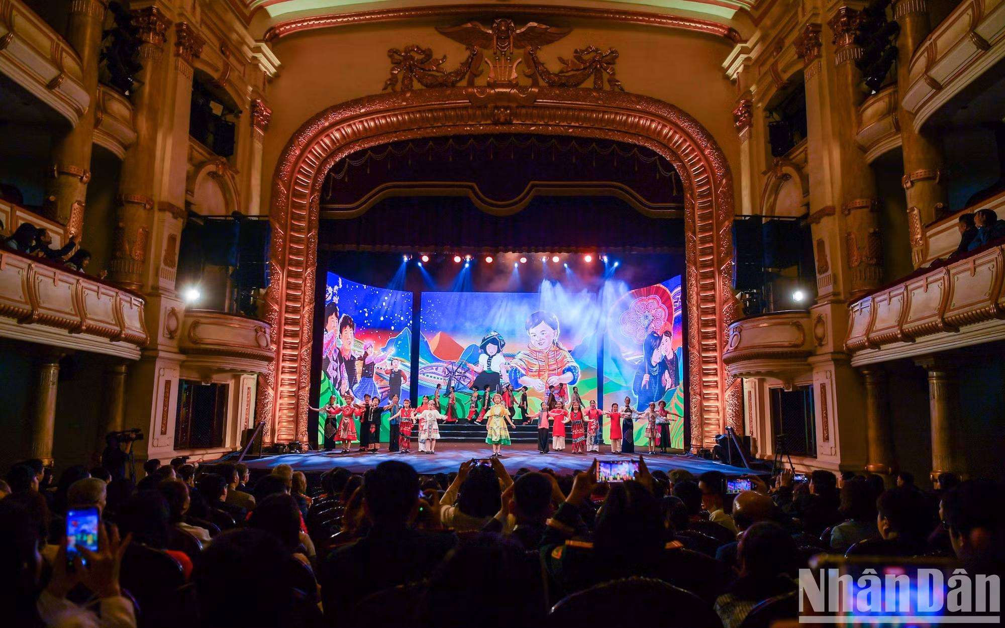 Actuaciones artísticas en la velada.