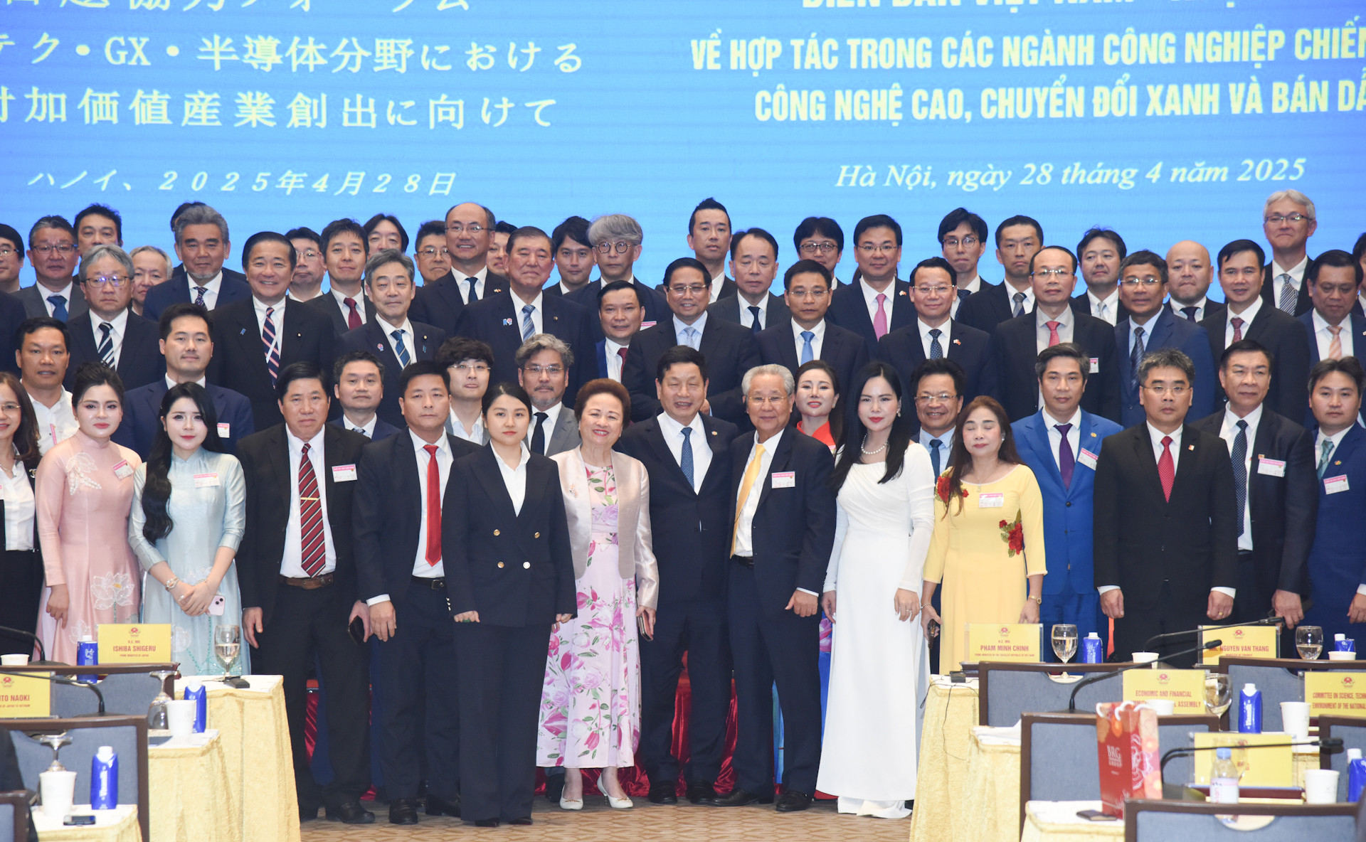 [Foto] Premieres de Vietnam y Japón asisten a foro de cooperación en industrias estratégicas