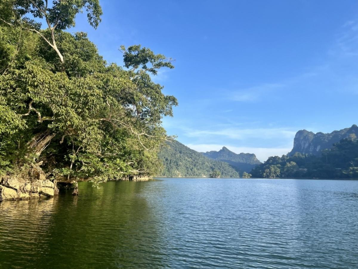 El otoño en Ba Be es preferido por los visitantes gracias a su moderado tiempo climático. El otoño en Ba Be es preferido por los visitantes gracias a su moderado tiempo climático.